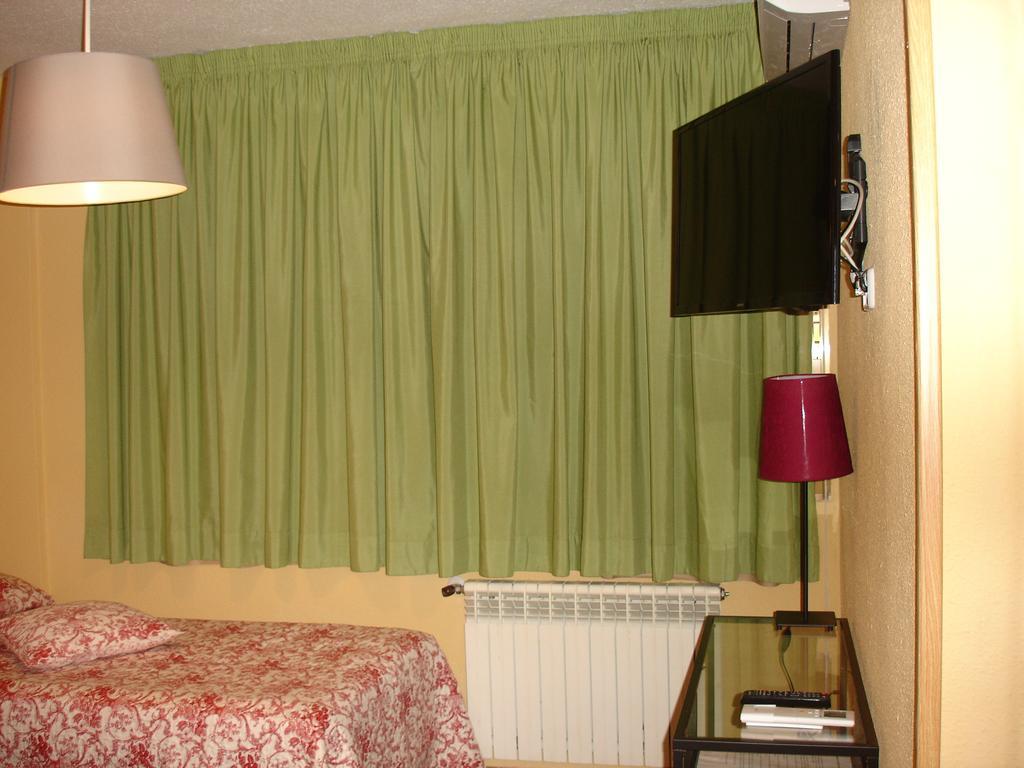 Hostal Puerta Bonita Vista Alegre Madrid Dış mekan fotoğraf