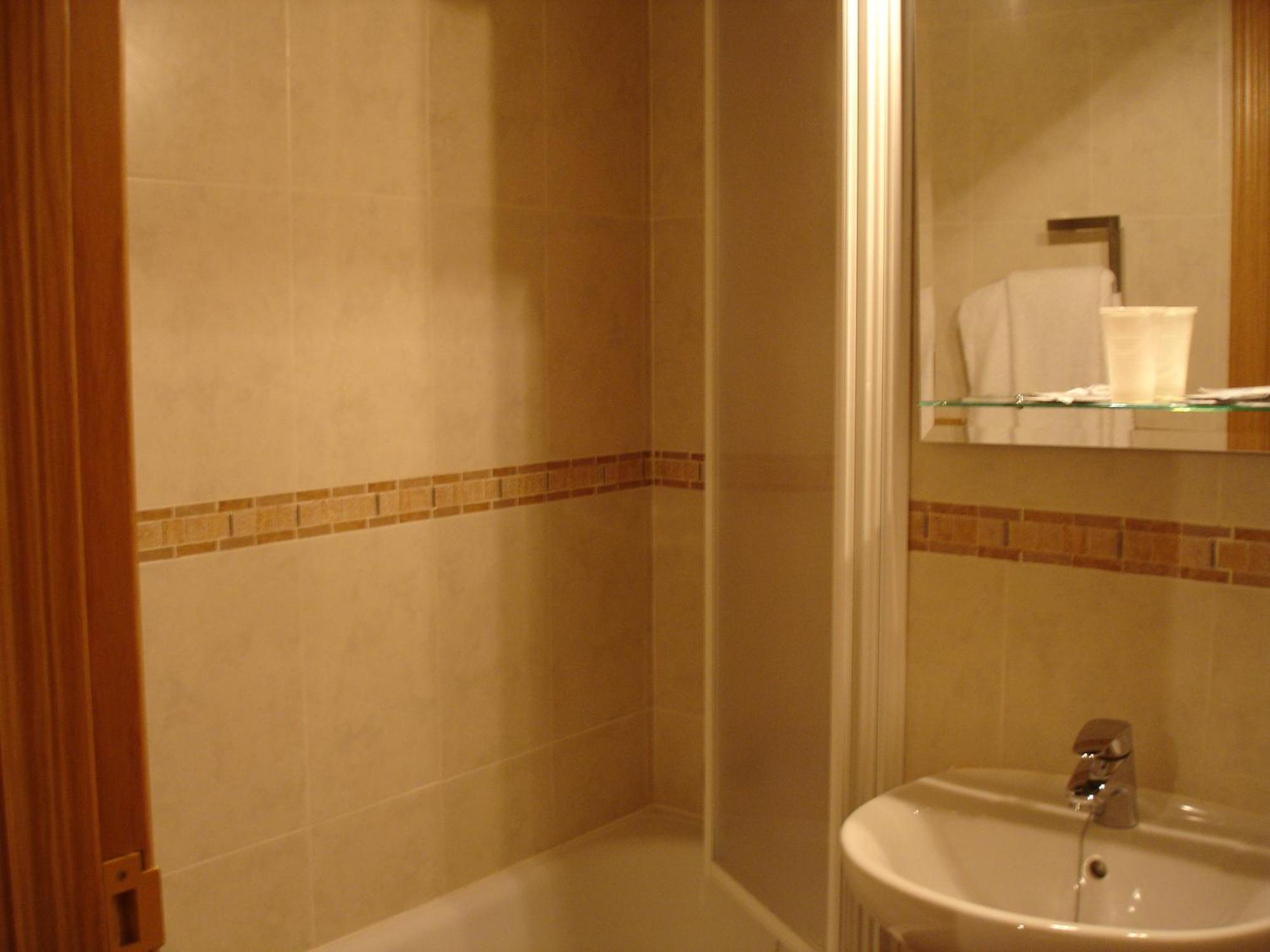 Hostal Puerta Bonita Vista Alegre Madrid Dış mekan fotoğraf